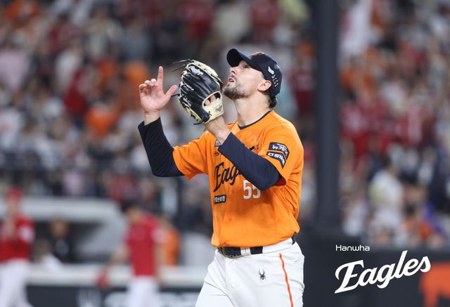 김경문 감독이 이끄는 한화 이글스는 25일 대전 한화생명 볼파크에서 열린 2025 신한 SOL Bank KBO리그 SSG 랜더스와의 홈경기에서 승리했다. 이날 승리로 한화는 시즌 전적 57승34패3무를 만들고 연패 없이 1위 자리를 지켰다. 한화 선발투수 라이언 와이스가 세리머니하고 있다. 한화 이글스