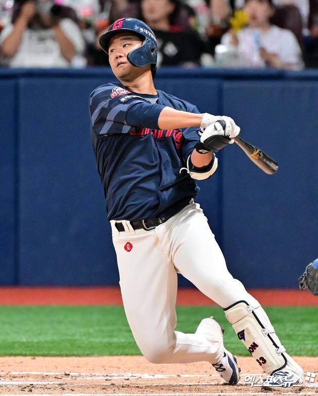 24일 오후 서울 구로구 고척스카이돔에서 열린 '2025 신한 SOL Bank KBO리그' 롯데 자이언츠와 키움 히어로즈의 경기, 2회초 1사 롯데 손호영이 좌중간 안타를 날리고 있다. 고척, 김한준 기자