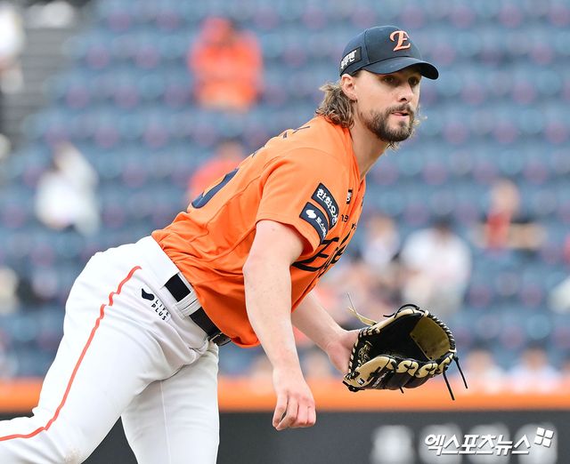 17일 오후 대전 한화생명 볼파크에서 열린 '2025 신한 SOL Bank KBO리그' SSG 랜더스와 한화 이글스의 더블헤더 2차전 경기, 1회초 한화 선발투수 와이스가 공을 힘차게 던지고 있다. 엑스포츠뉴스DB