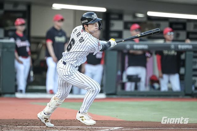 롯데 자이언츠 내야수 한태양이 25일 부산 사직야구장에서 열린 2025 신한 SOL Bank KBO리그 KIA 타이거즈와의 팀 간 10차전에서 4타수 3안타 3타점을 기록, 팀 3연승을 이끌었다. 사진 롯데 자이언츠