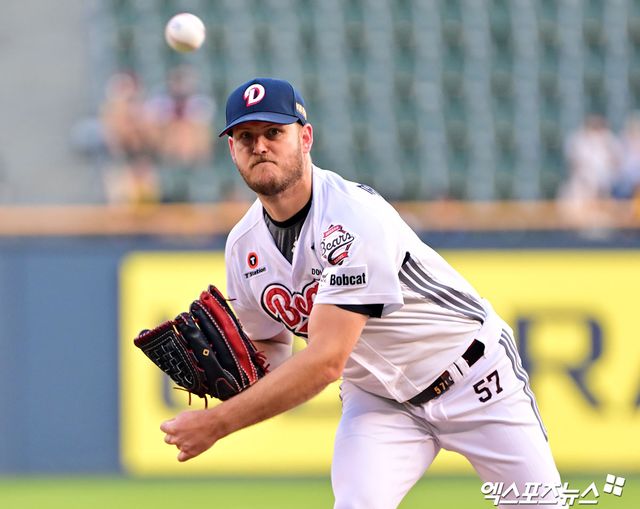 25일 오후 서울 송파구 잠실야구장에서 열린 '2025 신한 SOL Bank KBO리그' LG 트윈스와 두산 베어스의 경기, 1회초 두산 선발투수 콜 어빈이 공을 힘차게 던지고 있다. 엑스포츠뉴스 잠실, 김한준 기자