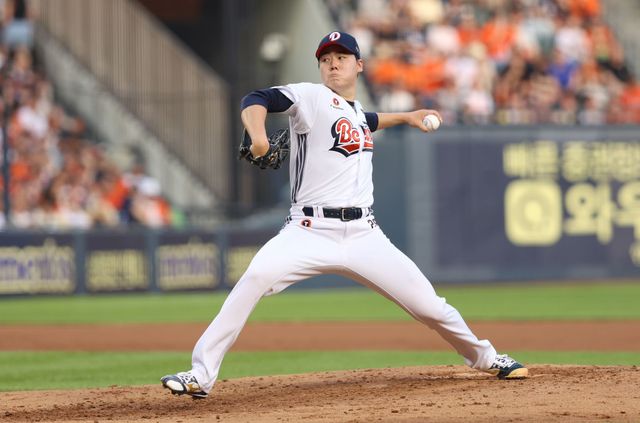 두산 베어스 선발투수 최승용이 24일 잠실 한화 이글스전에 등판해 투구하고 있다. 두산 베어스