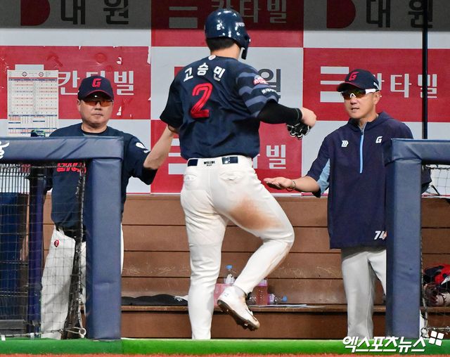 롯데 자이언츠 내야수 고승민(가운데)이 지난 24일 서울 고척스카이돔에서 열린 2025 신한 SOL Bank KBO리그 키움 히어로즈와의 팀 간 12차전에서 1회초 홈런을 기록한 뒤 김태형(왼쪽) 감독, 조원우 수석코치와 하이 파이브를 하고 있다. 사진 김한준 기자