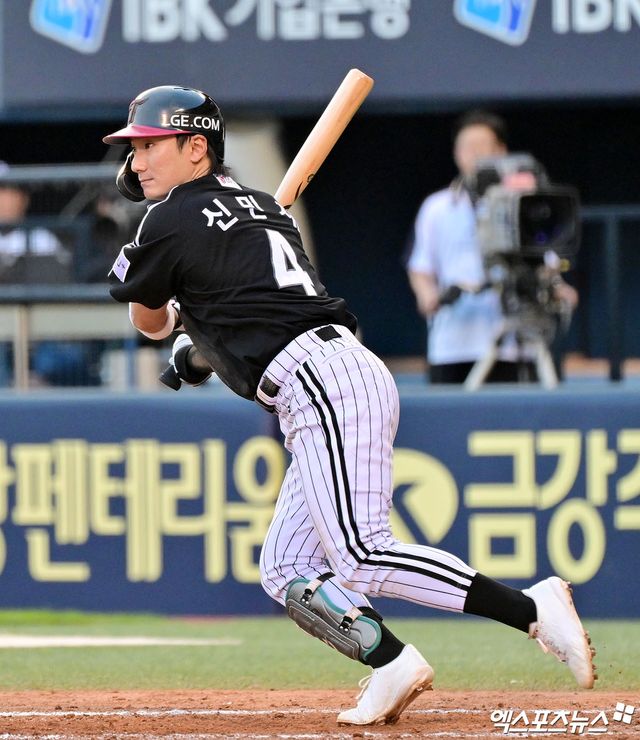 25일 오후 서울 송파구 잠실야구장에서 열린 '2025 신한 SOL Bank KBO리그' LG 트윈스와 두산 베어스의 경기, 2회초 2사 2,3루 LG 신민재가 2타점 적시타를 날리고 있다. 엑스포츠뉴스 잠실, 김한준 기자
