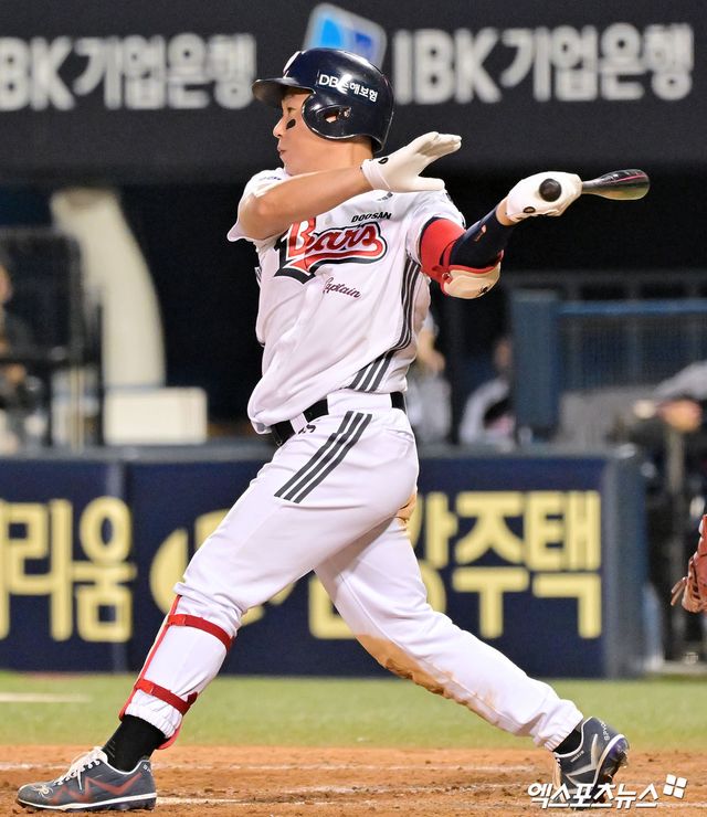 25일 오후 서울 송파구 잠실야구장에서 열린 '2025 신한 SOL Bank KBO리그' LG 트윈스와 두산 베어스의 경기, 4회말 무사 1,3루 두산 양의지가 1타점 적시타를 날리고 있다. 엑스포츠뉴스 잠실, 김한준 기자