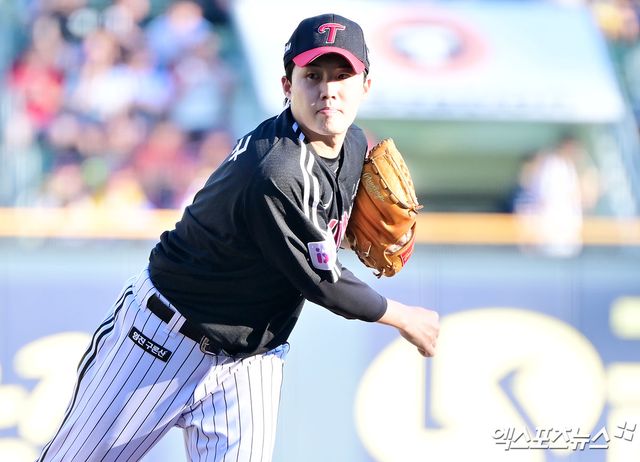 26일 오후 서울 송파구 잠실야구장에서 열린 '2025 신한 SOL Bank KBO리그' LG 트윈스와 두산 베어스의 경기, 1회말 LG 선발투수 임찬규가 공을 힘차게 던지고 있다. 엑스포츠뉴스 잠실, 김한준 기자