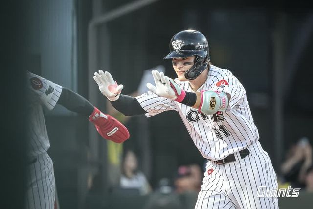 롯데 자이언츠 외야수 윤동희가 지난 25일 부산 사직야구장에서 열린 2025 신한 SOL Bank KBO리그 KIA 타이거즈와의 팀 간 10차전에서 3타수 2안타 1홈런을 기록, 팀 3연승을 이끌었다. 사진 롯데 자이언츠
