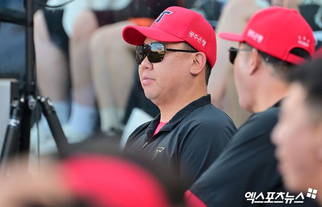 이범호(왼쪽) KIA 타이거즈 감독이 26일 부산 사직야구장에서 열린 2025 신한 SOL Bank KBO리그 롯데 자이언츠와의 팀 간 11차전에서 6회말 수비 중 주루 방해 판정에 항의하다 퇴장 조치됐다. 사진 엑스포츠뉴스 DB