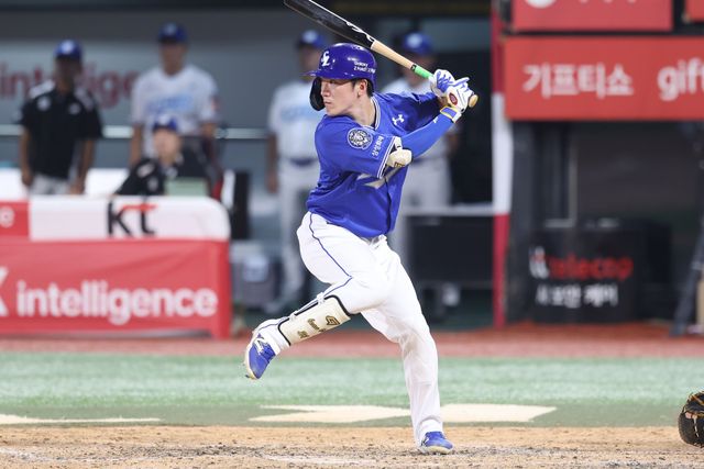 삼성 라이온즈 외야수 홍현빈이 올해 정규시즌 경기에 출전해 타격하고 있다. 삼성 라이온즈