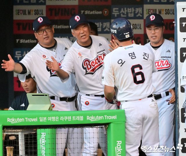 25일 오후 서울 송파구 잠실야구장에서 열린 '2025 신한 SOL Bank KBO리그' LG 트윈스와 두산 베어스의 경기, 1회말 무사 2,3루 두산 오명진이 양의지의 1타점 희생플라이때 득점에 성공하고 있다. 엑스포츠뉴스 잠실, 김한준 기자