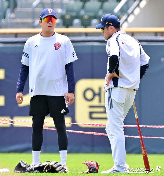 지난 6월 3일 오후 서울 송파구 잠실야구장에서 열리는 '2025 신한 SOL Bank KBO리그' KIA 타이거즈와 두산 베어스의 경기, 두산 조성환 감독대행이 김대한과 대화를 나누고 있다. 엑스포츠뉴스 DB