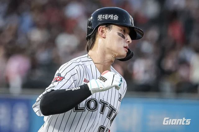 롯데 자이언츠 외야수 윤동희가 지난 25일 부산 사직야구장에서 열린 2025 신한 SOL Bank KBO리그 KIA 타이거즈와의 팀 간 10차전에서 3타수 2안타 1홈런을 기록, 팀 3연승을 이끌었다. 사진 롯데 자이언츠