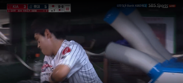 롯데 자이언츠 외야수 황성빈이 지난 25일 KIA 타이거즈와의 사직 홈 경기에서 7회초 수비 실책 후 교체된 뒤 더그아웃에서 에어컨 송퐁구를 주먹으로 내리치며 분을 참지 못했다. 사진 Tving 중계화면 캡처