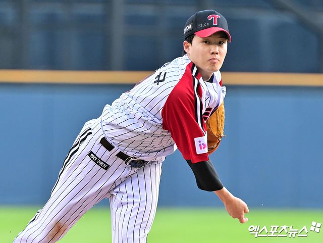 20일 오후 서울 송파구 잠실야구장에서 열린 '2025 신한 SOL Bank KBO리그' 롯데 자이언츠와 LG 트윈스의 경기, 1회초 LG 선발투수 임찬규가 공을 힘차게 던지고 있다. 엑스포츠뉴스 DB