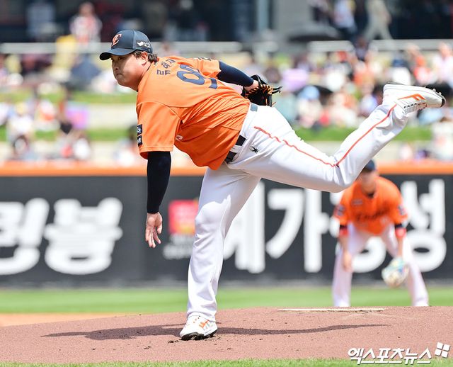 한화 이글스 투수 류현진(오른쪽)이 26일 대전 한화생명 볼파크에서 열린 2025 신한 SOL Bank KBO리그 SSG와의 홈경기에서 1이닝 2볼넷 5실점 난조를 보이고 조기강판됐다. 엑스포츠뉴스DB