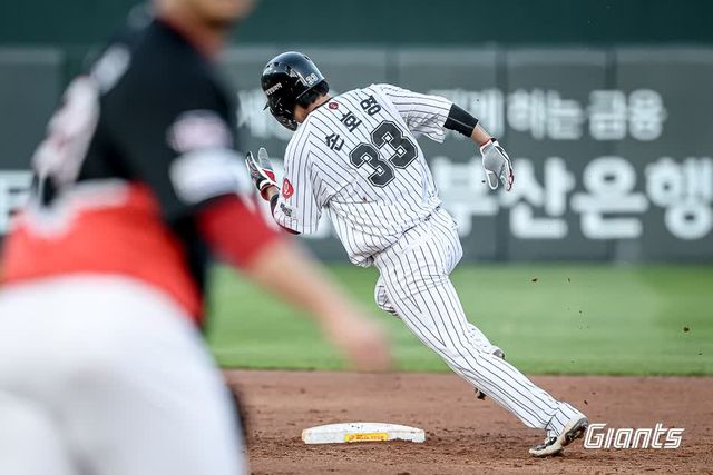롯데 자이언츠 내야수 손호영이 26일 부산 사직야구장에서 열린 2025 신한 SOL Bank KBO리그 KIA 타이거즈와의 팀 간 11차전에서 1회말 1타점 2루타를 때려냈다. 사진 롯데 자이언츠