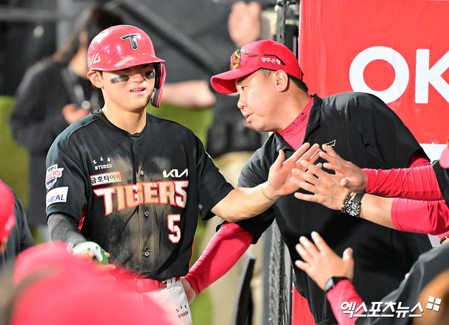 햄스트링 부상으로 재활 중인 KIA 타이거즈 간판스타 김도영(왼쪽)이 오는 8월 초 1군 복귀가 가능할 것으로 보인다. 사진 엑스포츠뉴스 DB