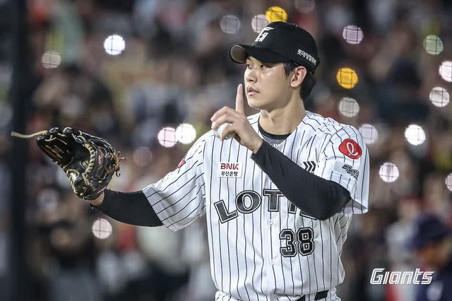 롯데 자이언츠 좌완 파이어볼러 홍민기가 지난 25일 KIA 타이거즈와의 사직 홈 경기에서 1.2이닝 무실점으로 홀드를 기록했다. 사진 롯데 자이언츠