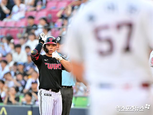 25일 오후 서울 송파구 잠실야구장에서 열린 '2025 신한 SOL Bank KBO리그' LG 트윈스와 두산 베어스의 경기, 1회초 무사 1루 LG 문성주가 중전안타를 날리고 있다. 엑스포츠뉴스 잠실, 김한준 기자