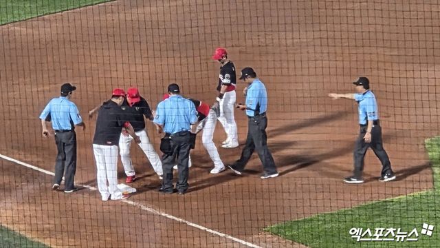 이범호 KIA 타이거즈 감독이 26일 부산 사직야구장에서 열린 2025 신한 SOL Bank KBO리그 롯데 자이언츠와의 팀 간 11차전에서 6회말 비디오 판독 결과에 항의, 규정에 따라 퇴장 당했다. 사진 엑스포츠뉴스