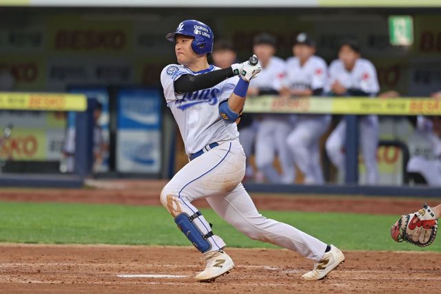 삼성 라이온즈 포수 이병헌이 올해 정규시즌 경기에 출전해 타격하고 있다. 삼성 라이온즈