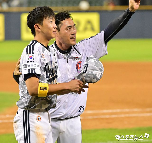 지난 6월 5일 오후 서울 송파구 잠실야구장에서 열린 '2025 신한 SOL Bank KBO리그' KIA 타이거즈와 두산 베어스의 경기, 두산이 연장 10회말 김민석의 끝내기 안타에 힘입어 KIA에 2:1 승리를 거뒀다. 두산 조성환 감독대행이 김민석과 함께 관중들을 향해 인사를 하고 있다. 엑스포츠뉴스 DB