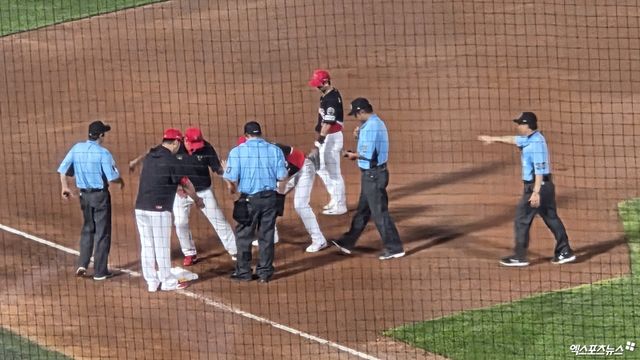 이범호 KIA 타이거즈 감독이 26일 부산 사직야구장에서 열린 2025 신한 SOL Bank KBO리그 롯데 자이언츠와의 팀 간 11차전에서 6회말 수비 중 주루 방해 판정에 항의하다 퇴장 조치됐다. 사진 엑스포츠뉴스