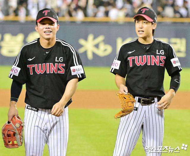25일 오후 서울 송파구 잠실야구장에서 열린 '2025 신한 SOL Bank KBO리그' LG 트윈스와 두산 베어스의 경기, LG가 9회초 문성주의 역전 쐐기타와 구본혁의 호수비에 힘입어 두산에 6:5 역전승을 거뒀다. 이날 경기에서 승리한 LG 선수들이 기뻐하고 있다. 엑스포츠뉴스 DB
