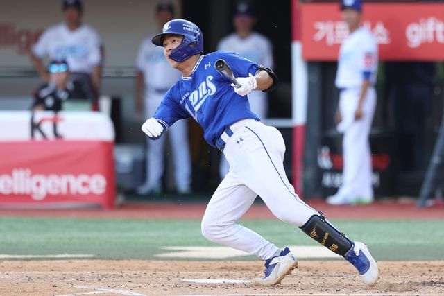 삼성 라이온즈 양도근이 26일 수원 KT 위즈전에서 타격 후 타구를 바라보고 있다. 삼성 라이온즈