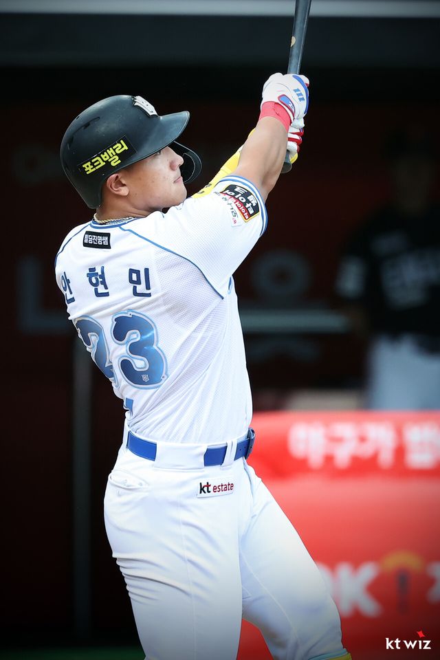 KT 위즈 안현민이 올해 정규시즌 경기에서 타격 후 타구를 바라보고 있다. KT 위즈