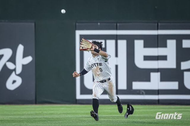 롯데 자이언츠 외야수 황성빈이 26일 부산 사직야구장에서 열린 2025 신한 SOL Bank KBO리그 KIA 타이거즈와의 팀 간 11차전에 1번타자 겸 중견수로 선발출전, 2안타 1볼넷으로 3출루를 기록하며 팀 4연승에 힘을 보탰다. 사진 롯데 자이언츠