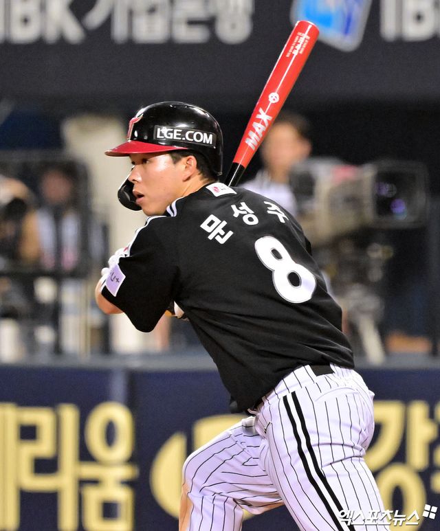 25일 오후 서울 송파구 잠실야구장에서 열린 '2025 신한 SOL Bank KBO리그' LG 트윈스와 두산 베어스의 경기, 9회초 2사 만루 LG 문성주가 2타점 적시타를 날리고 있다. 엑스포츠뉴스 잠실, 김한준 기자