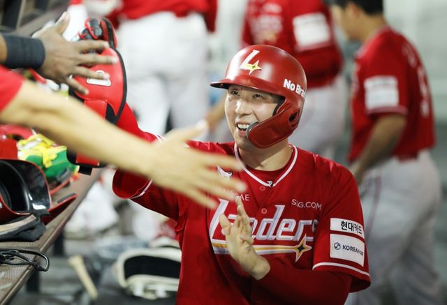 SSG 랜더스는 26일 대전 한화생명 볼파크에서 열린 2025 신한 SOL Bank KBO리그 한화 이글스와의 원정경기에서 9-2로 승리했다. 이날 승리로 SSG가 시즌 전적 45승46패3무를 만들었고, 한화는 57승435패3무를 마크했다. SSG 랜더스