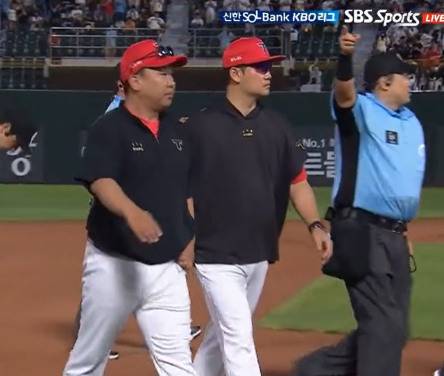​​이범호(왼쪽) KIA 타이거즈 감독이 26일 부산 사직야구장에서 열린 2025 신한 SOL Bank KBO리그 롯데 자이언츠와의 팀 간 11차전에서 6회말 수비 중 주루 방해 판정에 항의하다 퇴장 조치됐다. SBS스포츠 중계화면 캡처