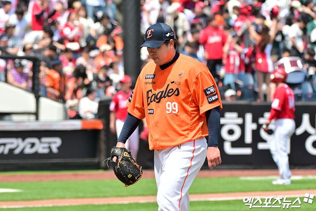 한화 이글스 투수 류현진이 26일 대전 한화생명 볼파크에서 열린 2025 신한 SOL Bank KBO리그 SSG와의 홈경기에서 1이닝 2볼넷 5실점 난조를 보이고 조기강판됐다. 류현진은 2006년 KBO리그 데뷔 이후 선발 등판한 경기에서 개인 최소 이닝 신기록을 세웠다. 엑스포츠뉴스DB