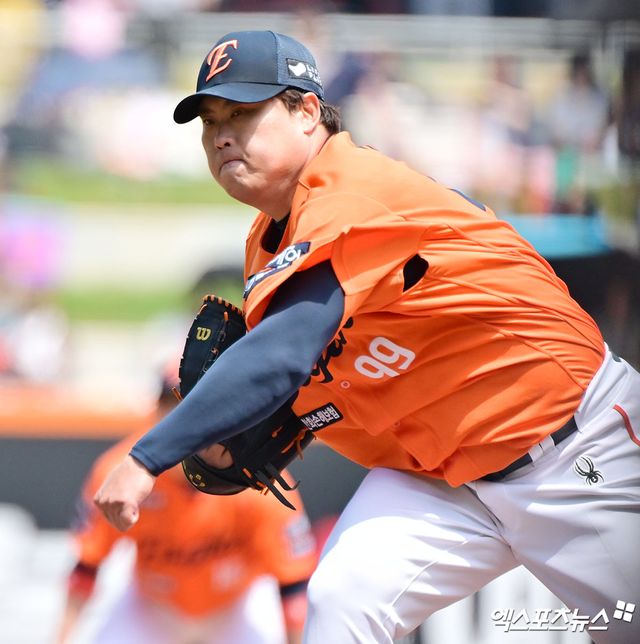 한화 이글스 투수 류현진이 26일 대전 한화생명 볼파크에서 열린 2025 신한 SOL Bank KBO리그 SSG와의 홈경기에서 1이닝 2볼넷 5실점 난조를 보이고 조기강판됐다. 류현진은 2006년 KBO리그 데뷔 이후 선발 등판한 경기에서 개인 최소 이닝 신기록을 세웠다. 엑스포츠뉴스DB