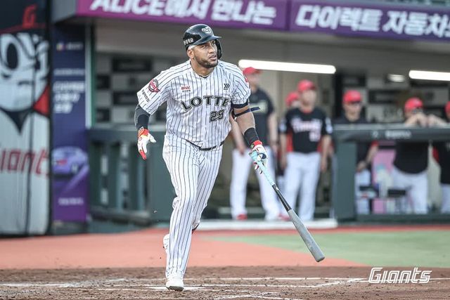 롯데 자이언츠 외국인 타자 빅터 레이예스가 26일 부산 사직야구장에서 열린 2025 신한 SOL Bank KBO리그 KIA 타이거즈와의 팀 간 11차전에서 1안타 2타점으로 팀 승리에 힘을 보탰다. 사진 롯데 자이언츠