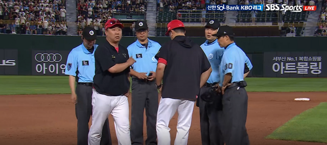 이범호(왼쪽) KIA 타이거즈 감독이 26일 부산 사직야구장에서 열린 2025 신한 SOL Bank KBO리그 롯데 자이언츠와의 팀 간 11차전에서 6회말 수비 중 주루 방해 판정에 항의하다 퇴장 조치됐다. 사진 티빙 중계화면 캡처