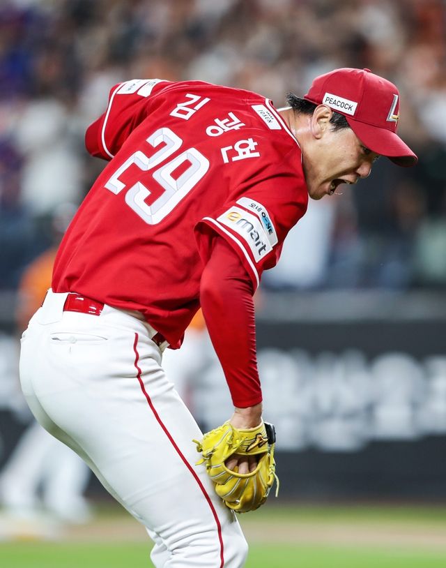 SSG 랜더스는 26일 대전 한화생명 볼파크에서 열린 2025 신한 SOL Bank KBO리그 한화 이글스와의 원정경기에서 9-2로 승리했다. 이날 승리로 SSG가 시즌 전적 45승46패3무를 만들었고, 한화는 57승435패3무를 마크했다. SSG 랜더스