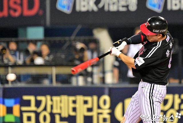 25일 오후 서울 송파구 잠실야구장에서 열린 '2025 신한 SOL Bank KBO리그' LG 트윈스와 두산 베어스의 경기, 9회초 2사 만루 LG 문성주가 2타점 적시타를 날리고 있다. 엑스포츠뉴스 잠실, 김한준 기자