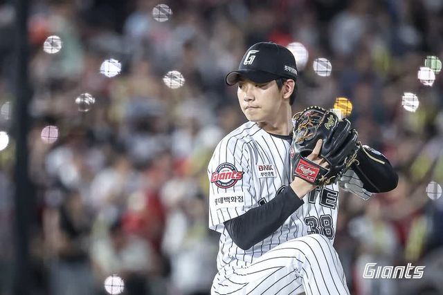 롯데 자이언츠 좌완 파이어볼러 홍민기가 25일 부산 사직야구장에서 열린 2025 신한 SOL Bank KBO리그 KIA 타이거즈와의 팀 간 10차전에서 1.2이닝 무실점 홀드를 기록, 팀 3연승을 견인했다. 사진 롯데 자이언츠