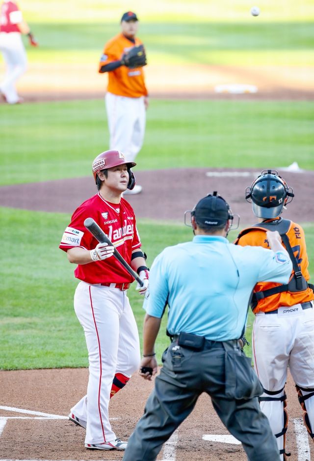 SSG 랜더스는 26일 대전 한화생명 볼파크에서 열린 2025 신한 SOL Bank KBO리그 한화 이글스와의 원정경기에서 9-2로 승리했다. 이날 승리로 SSG가 시즌 전적 45승46패3무를 만들었고, 한화는 57승435패3무를 마크했다. SSG 랜더스