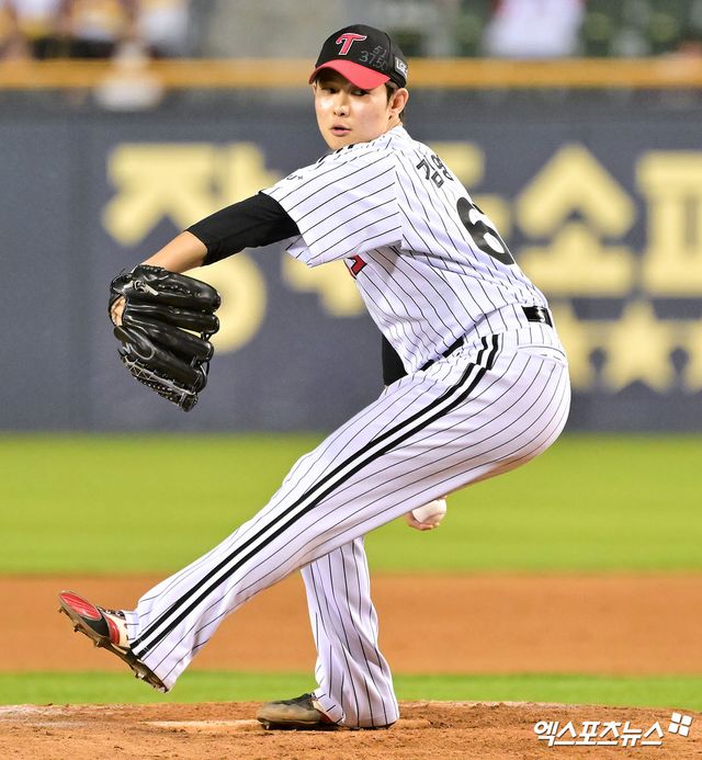 지난 5월 28일 오후 서울 송파구 잠실야구장에서 열린 '2025 신한 SOL Bank KBO리그' 한화 이글스와 LG 트윈스의 경기, 7회초 2사 3루 LG 김영우가 공을 힘차게 던지고 있다. 엑스포츠뉴스 DB