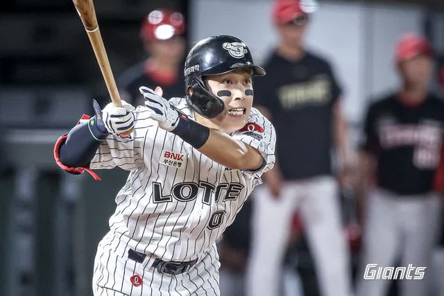 롯데 자이언츠 외야수 황성빈이 26일 부산 사직야구장에서 열리는 2025 신한 SOL Bank KBO리그 KIA 타이거즈와의 팀 간 11차전에 1번타자 겸 중견수로 선발 출전한다. 사진 롯데 자이언츠