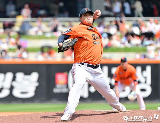 한화 이글스 투수 류현진(오른쪽)이 26일 대전 한화생명 볼파크에서 열린 2025 신한 SOL Bank KBO리그 SSG와의 홈경기에서 1이닝 2볼넷 5실점 난조를 보이고 조기강판됐다. 엑스포츠뉴스DB