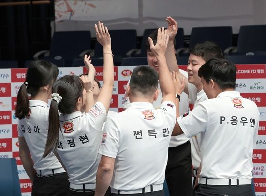 지난 24일 휴온스를 상대로 승리한 하림 선수단이 세레모니를 하고 있다. PBA