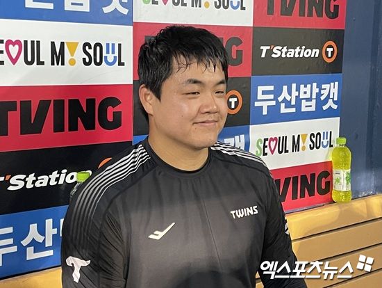 LG 트윈스 장현식이 26일 서울 잠실야구장에서 열린 2025 신한 SOL Bank KBO리그 두산 베어스와 원정 경기 승리 후 취재진과 인터뷰에 응하고 있다. 엑스포츠뉴스 잠실, 김유민 기자