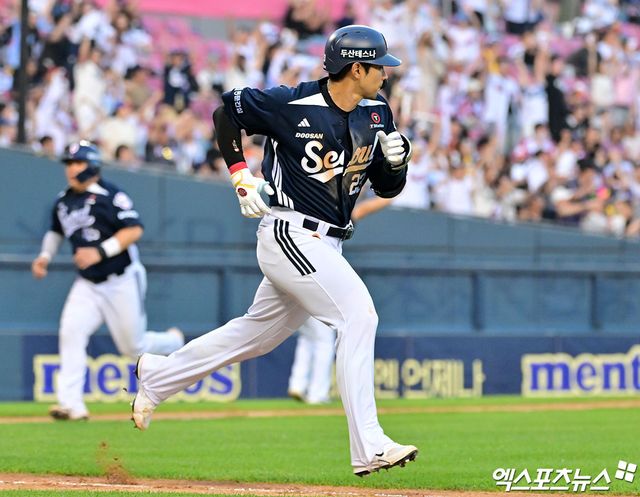 22일 오후 서울 송파구 잠실야구장에서 열린 '2025 신한 SOL Bank KBO리그' 두산 베어스와 LG 트윈스의 경기, 8회초 무사 만루 두산 강승호가 1타점 적시타를 날리고 있다. 엑스포츠뉴스 DB