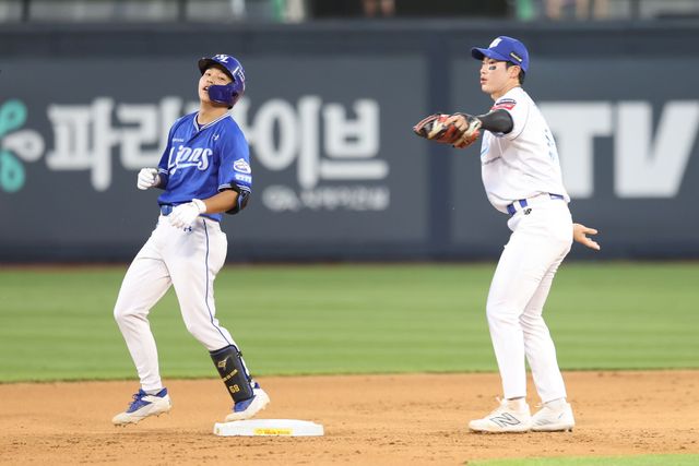 왼쪽에 위치한 삼성 라이온즈 양도근이 26일 수원 KT 위즈전에서 주루를 준비하고 있다. 삼성 라이온즈