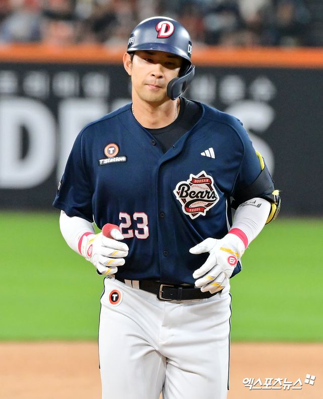 15일 오후 대전 한화생명 볼파크에서 열린 '2025 신한 SOL Bank KBO리그' 두산 베어스와 한화 이글스의 경기, 6회초 두산 강승호가 솔로 홈런을 날린 후 그라운드를 돌고 있다. 엑스포츠뉴스 DB